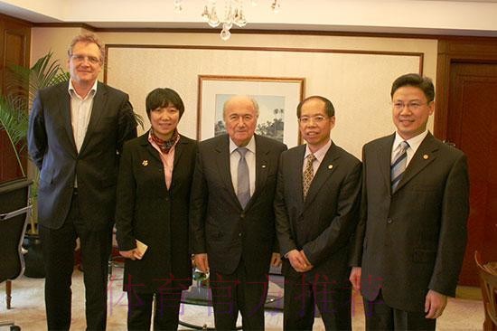 布拉特会见张剑:继续大力支持中国足球 布拉特会见张剑:继续大力支持中国足球